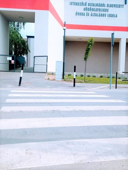 Okos zebra az Oltalom Iskola előtt